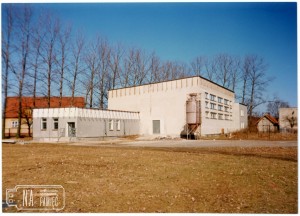 Lata 90. Budowa sali gimnastyczną przy szkole podstawowej w Radwanicach
